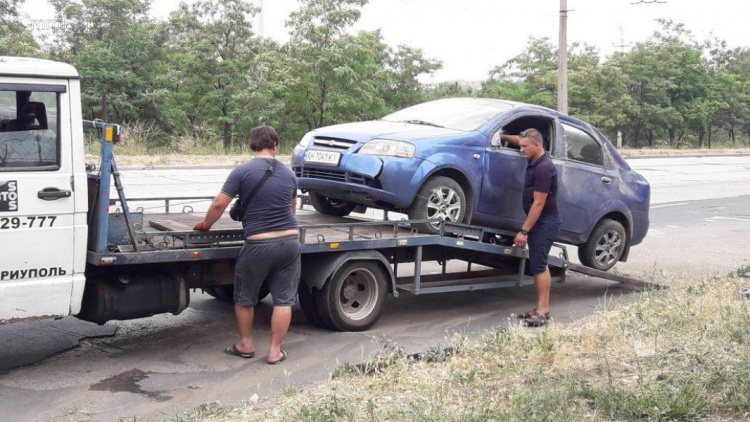 В Мариуполе на скользкой дороге перевернулась иномарка: есть пострадавший (ФОТО)
