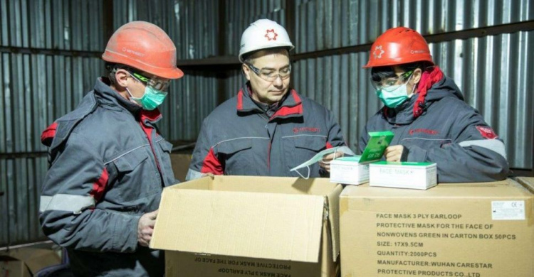 В Мариуполе Метинвест выдает работникам маски и перчатки по мере поступления средств защиты на предприятия (ФОТО)