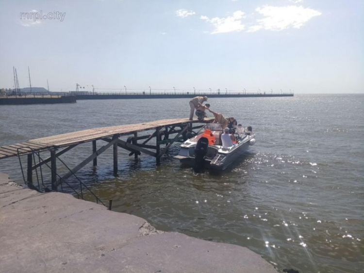 На пляже Мариуполя в бухте яхт-клуба спасли нетрезвого тонущего (ФОТО)
