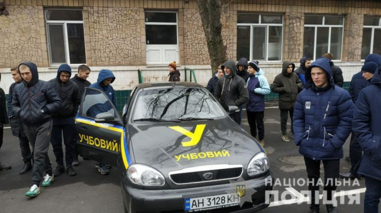 Задержание противника и полицейское оружие: мариупольская «Академия полиции» приняла будущих абитуриентов (ФОТО)