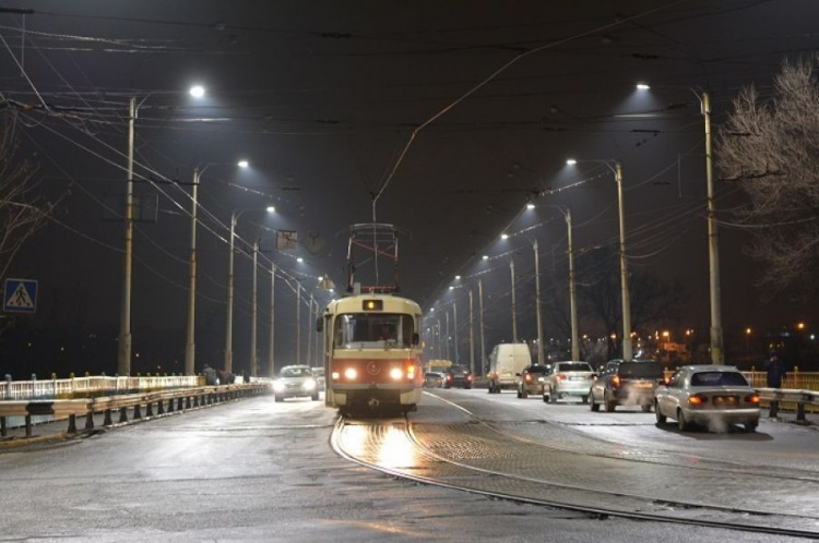 Освещение на пост-мосту в Мариуполе будет подстраиваться под интенсивность движения (ФОТО)