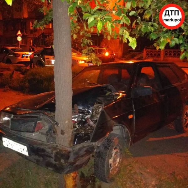 Намотало на дерево: в Мариуполе произошло ДТП (ФОТО)