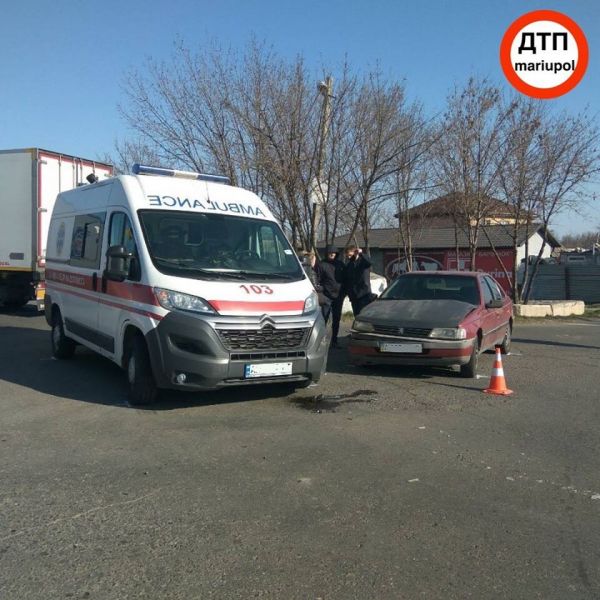 В Мариуполе на блокпосту легковушка столкнулась с каретой «скорой помощи» (ФОТО+ДОПОЛНЕНО)