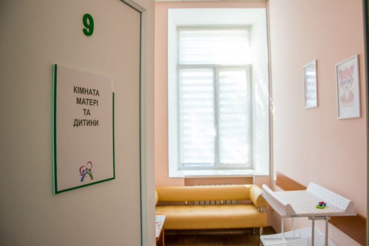 Мультики перед процедурами и обустроенные приемные: в Мариуполе капитально отремонтировали детское отделение