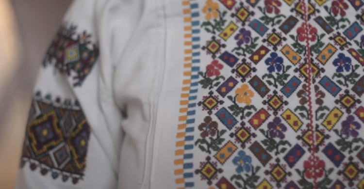 Сотни мариупольцев под открытым небом посмотрели документальный фильм об истории вышиванки (ФОТО)
