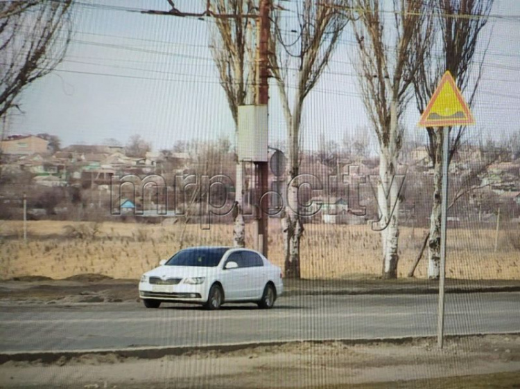 На оживленной улице Мариуполя убрали недавно установленные знаки, ограничивающие скорость