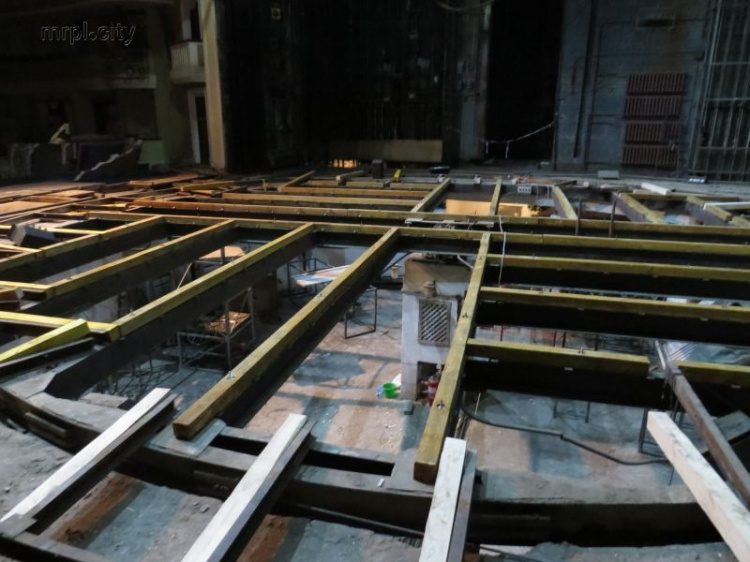 В мариупольском театре «альпийская» сцена станет надежней корабельной палубы за 2 млн 600 грн (ФОТО+ВИДЕО)