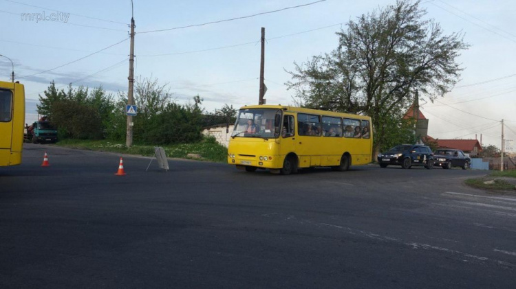 В Мариуполе велосипедист врезался в маршрутку. Есть пострадавшие (ФОТО)