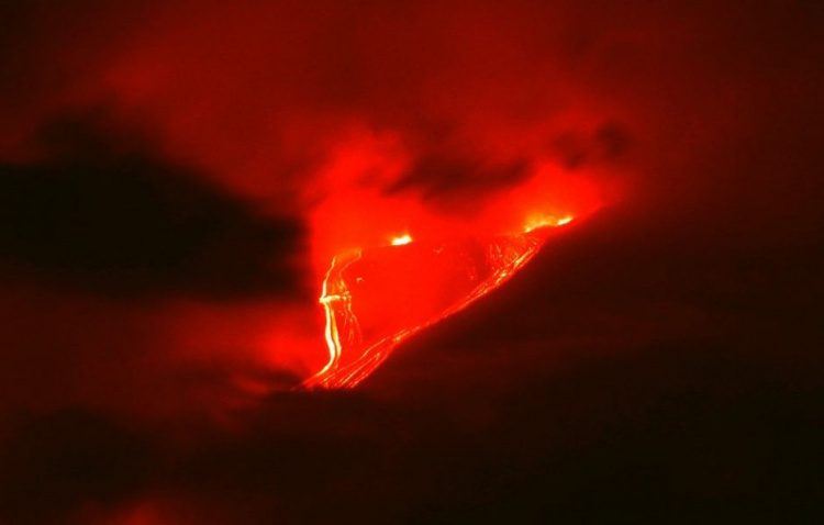 Крупнейший вулкан Европы начал извергаться (ФОТО+ВИДЕО)
