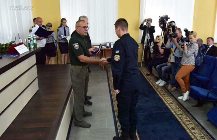 В Мариуполе лучшие полицейские и спасатели получили государственные награды (ФОТО+ВИДЕО)