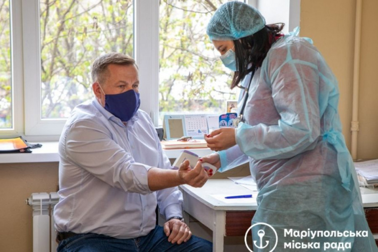 Первый заместитель мэра Мариуполя сделал прививку от COVID-19. Как записаться на вакцинацию?