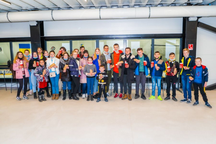 Приятный досуг и активный отдых: для школьников организовали мастер-класс на Ледовой арене в Мариуполе