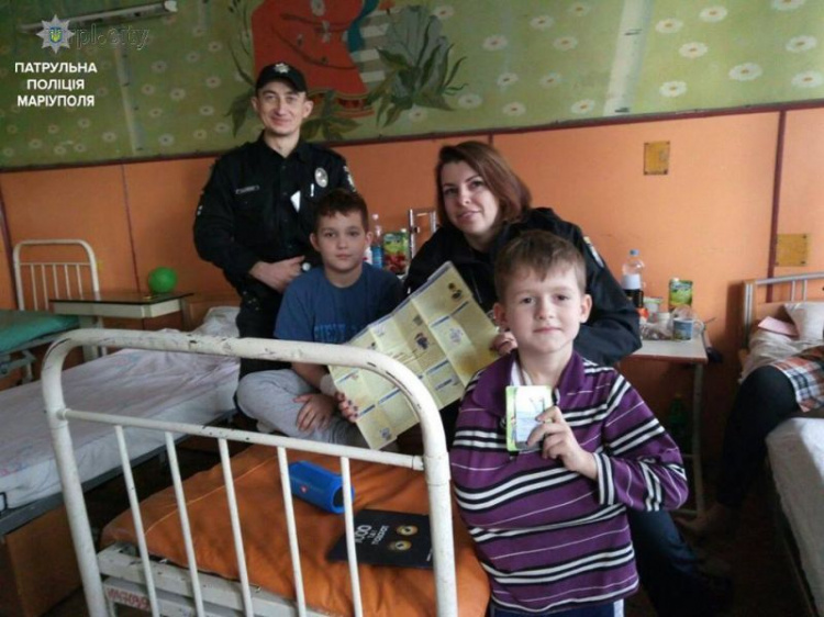 Мариупольские  полицейские появились в палатах у травмированных детей (ФОТО)