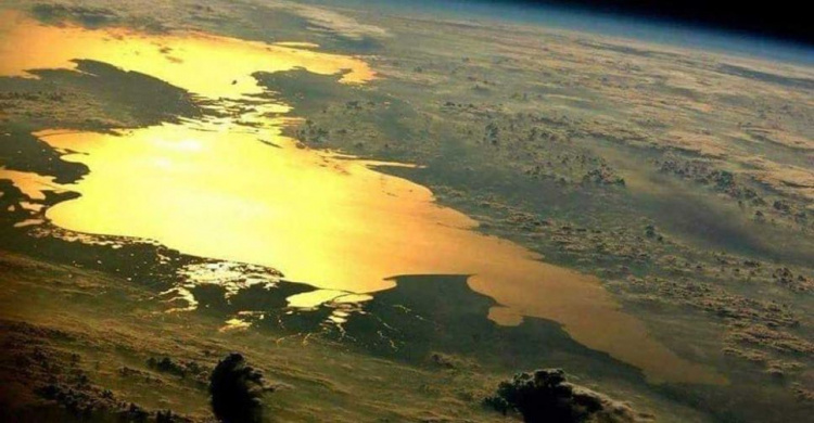 В сети появилось необычное фото: Азовское море из космоса (ФОТО)