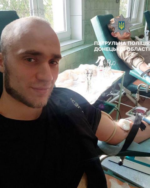 Мариупольские правоохранители сдали кровь для пострадавших в аварии (ФОТО)