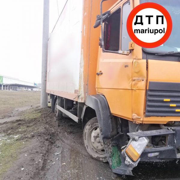 Врезались в знак и электроопору: в Мариуполе в ДТП попали две легковушки и грузовик почтового оператора