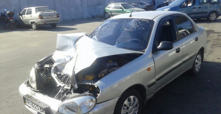 Водитель Daewoo в Мариуполе разбил головой лобовое стекло при столкновении с автобусом (ФОТО)