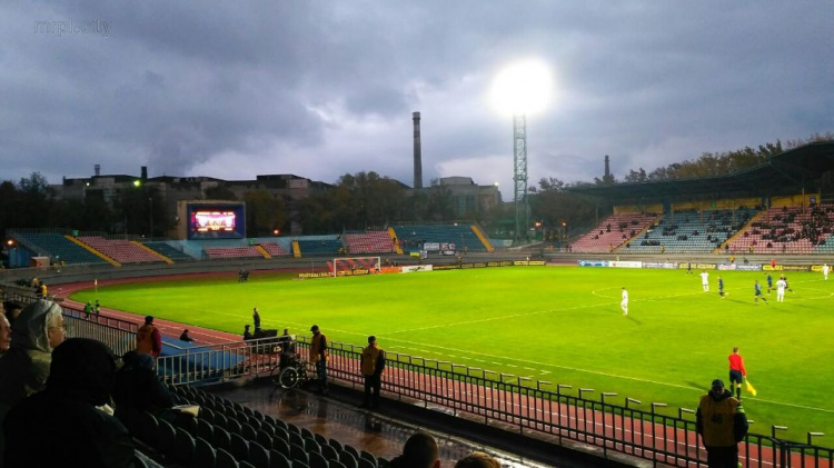 На футбольном матче болельщики с баннерами поддерживают Мариуполь (ФОТОФАКТ)