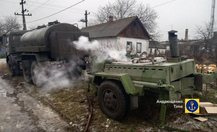 Військові вантажівки на польових кухнях: окупанти під Маріуполем розміщують техніку поруч з цивільними