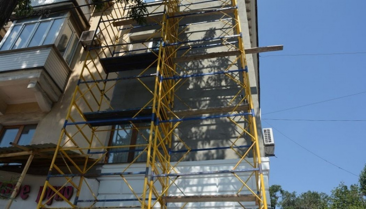 Светящиеся дома и новые фасады – центр Мариуполя меняет облик (ФОТО)