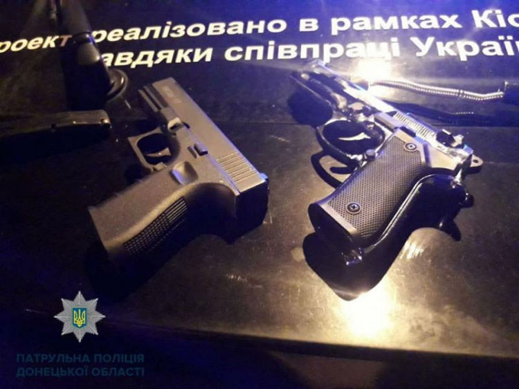 Прохожим в Мариуполе угрожали пистолетами и дубинкой (ФОТО)