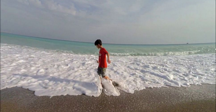 В Мариуполе ребенок сбежал от матери, чтобы искупаться в море