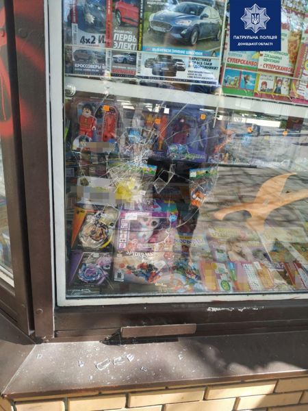 Мариуполец разбил витрину киоска в отместку продавцу (ФОТО)