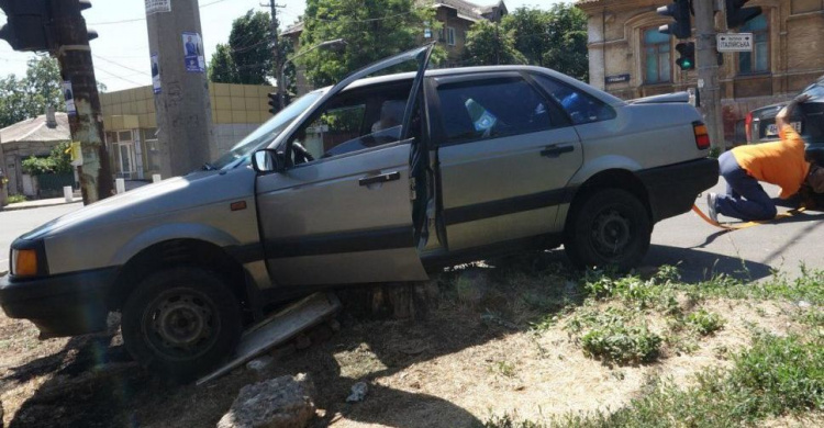 Очередные ДТП в Мариуполе: В результате одной из аварий авто слетело с дороги в западню (ФОТО)