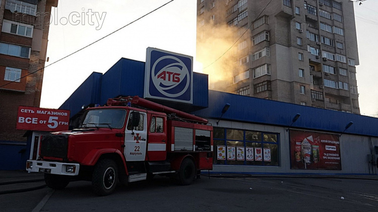 В Мариуполе горел супермаркет (ФОТО)