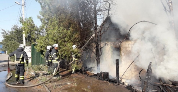 В мариупольском поселке пожар с пустыря перекинулся на дом (ФОТО+ВИДЕО)