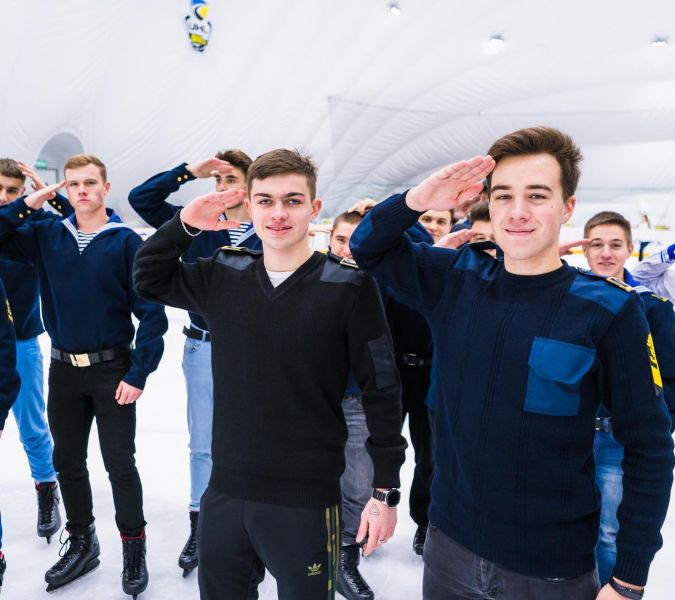 Будущие моряки лихо покатались на новой ледовой арене в Мариуполе