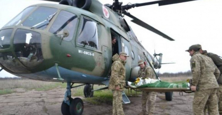 В Днепр из зоны ООС вертолетом доставили тяжелораненого бойца
