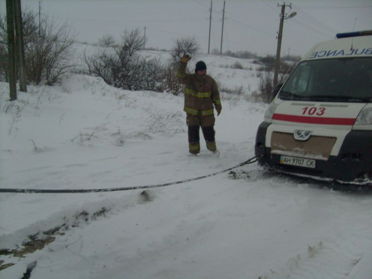 Мощные снегопады в Донецкой области пленили «скорую» с беременной женщиной (ФОТО)