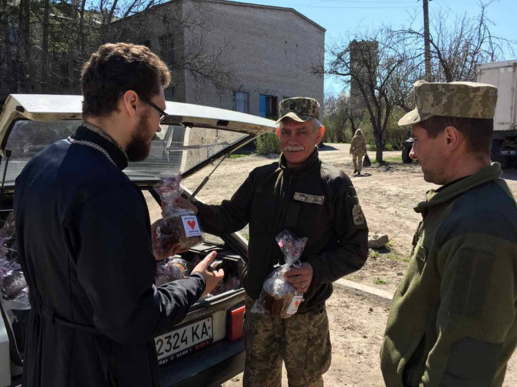Военнослужащим в Мариуполе отвезли три автомобиля пасхальных сладостей (ФОТО)