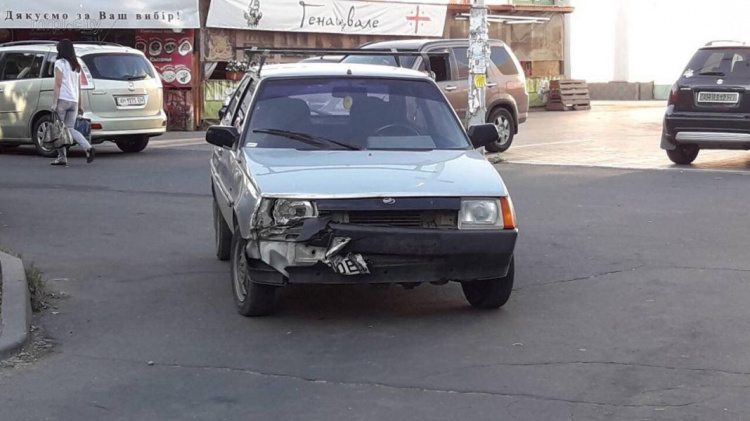 В центре Мариуполя произошло ДТП: автомобиль вылетел на зеленую зону (ФОТО)