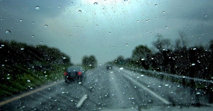 Мариупольских водителей предупредили об опасностях во время дождя