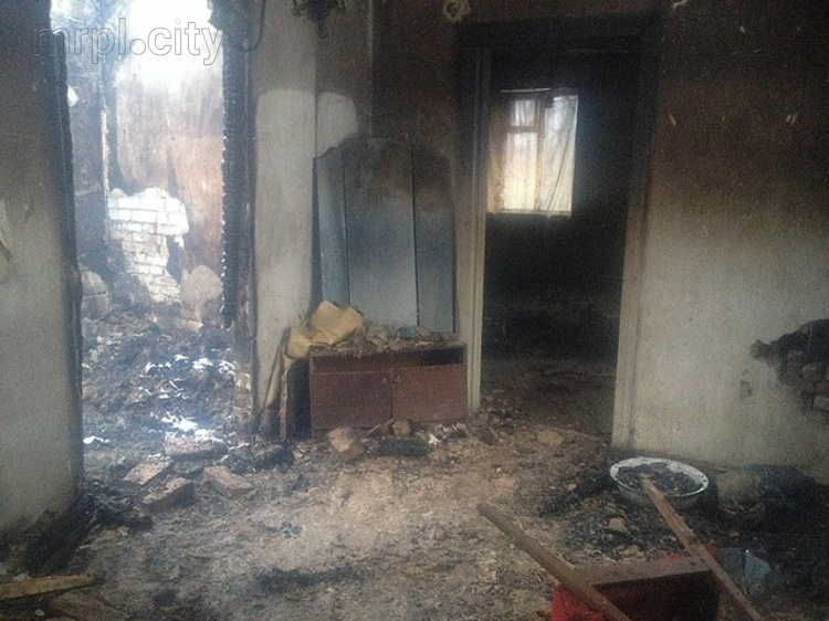 Тела двух человек нашли спасатели при тушении пожара в  жилом доме в селе Донецкой области