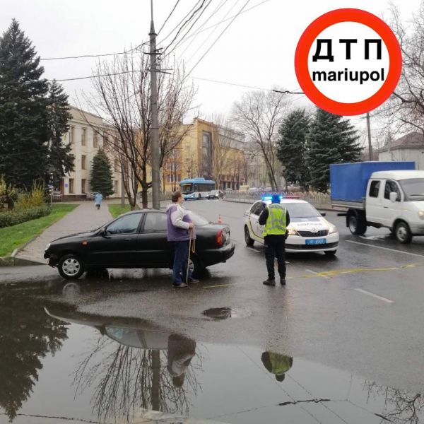 В центре Мариуполя водитель снес металлическое ограждение (ДОПОЛНЕНО)