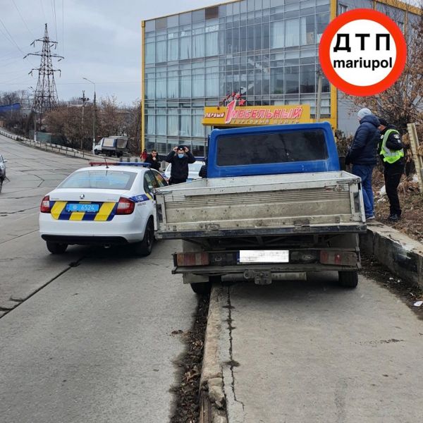 В центре Мариуполя автомобиль врезался в отбойник