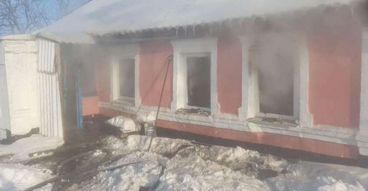 В поселке под Мариуполем из горящего дома спасли пенсионерку (ФОТО)