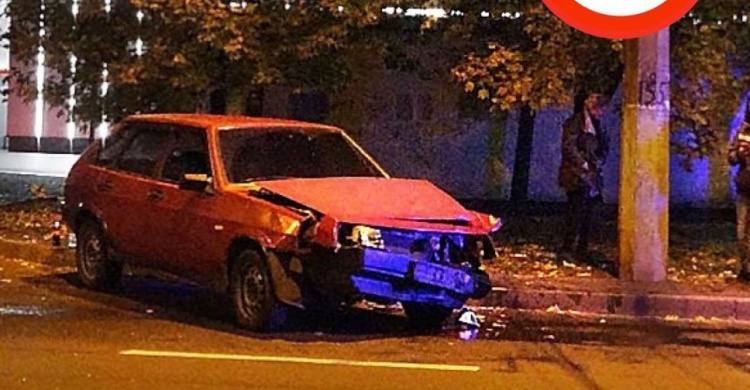 Автомобилист влетел в столб ночью в центре Мариуполя