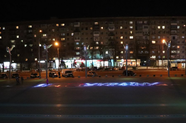 В честь Героев Небесной Сотни в Мариуполе спроектировали огромную лазерную свечу
