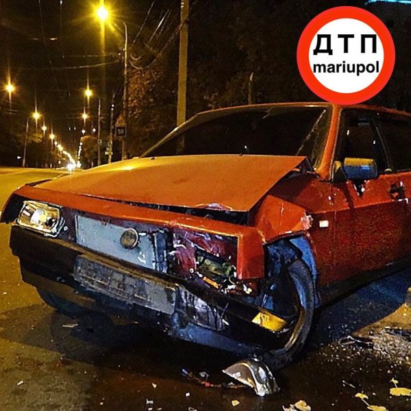 Автомобилист влетел в столб ночью в центре Мариуполя