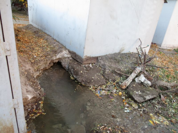 Из частного гаража в Мариуполе несколько суток выливаются тонны воды (ФОТО+ВИДЕО)