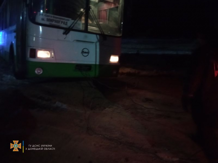 В снегу на Донетчине застряли легковушки и автобус
