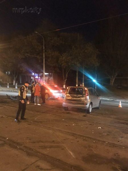 В Мариуполе столкнулись трамвай и два автомобиля (ФОТО)