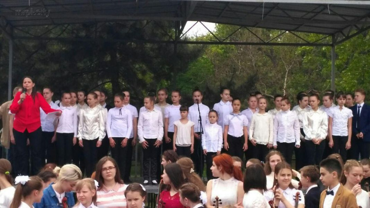 В центре Мариуполя сотни юных музыкантов исполнили гимн Евросоюза во имя мира (ФОТО+ВИДЕО)