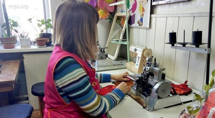В Мариуполе открыли швейную мастерскую для людей с инвалидностью (ФОТО)