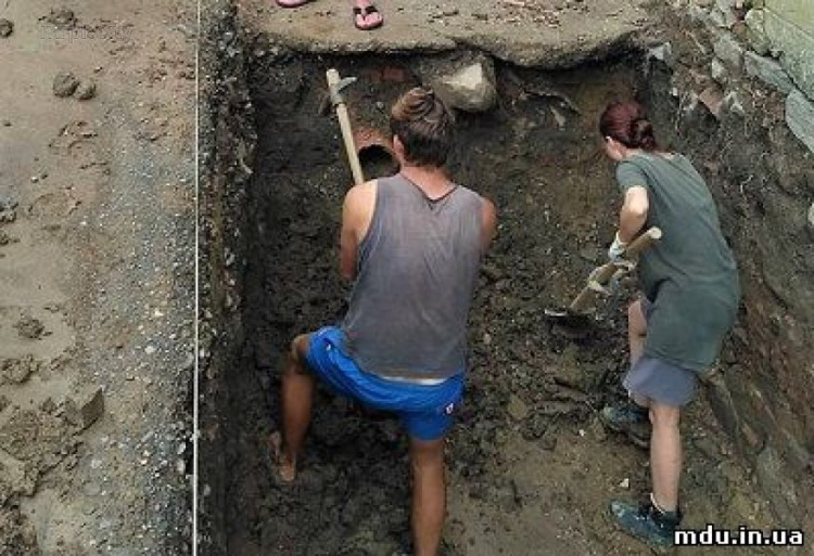 Мариупольские студенты-историки на раскопках в Закарпатье подняли на поверхность более 50 тонн грунта (ФОТО)