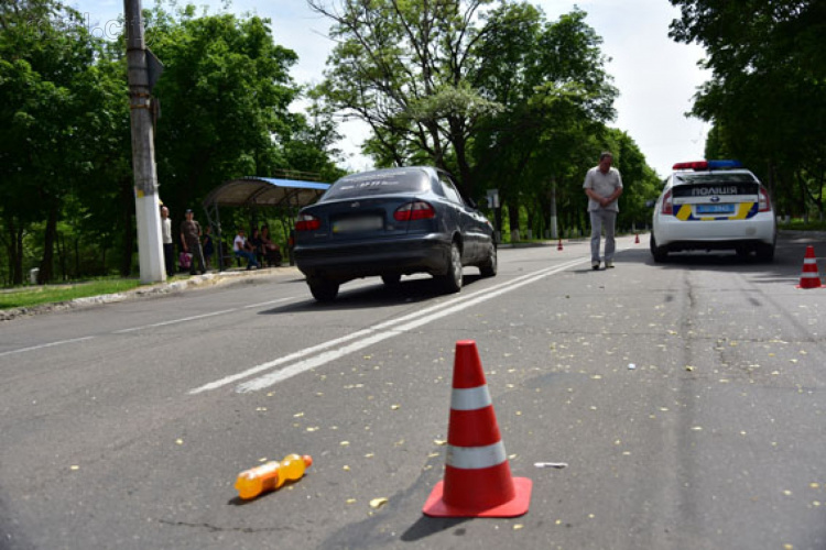 В Мариуполе автомобиль сбил 10-летнюю девочку на пешеходном переходе (ФОТО)